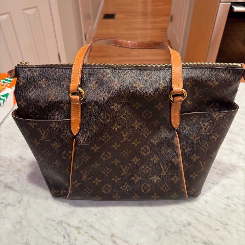 Louis Vuitton Monogram Leather Totally PM with Zipper Closure